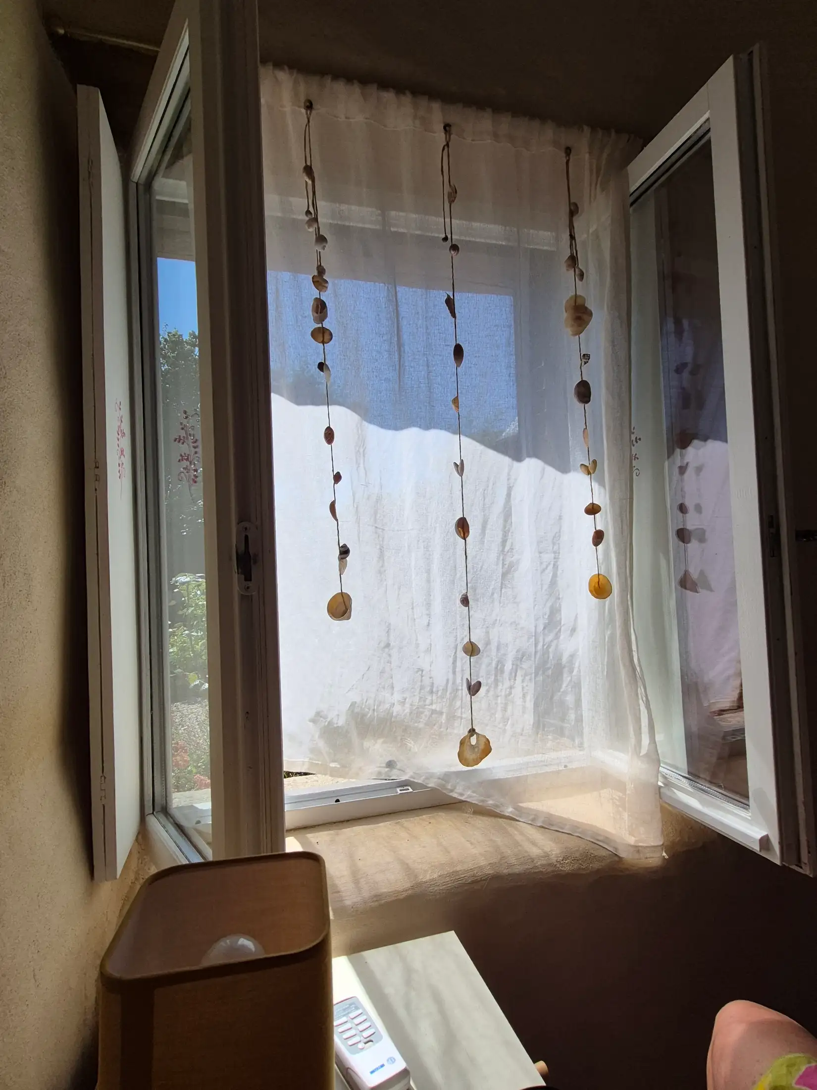 La fenêtre de la chambre, vue depuis le lit