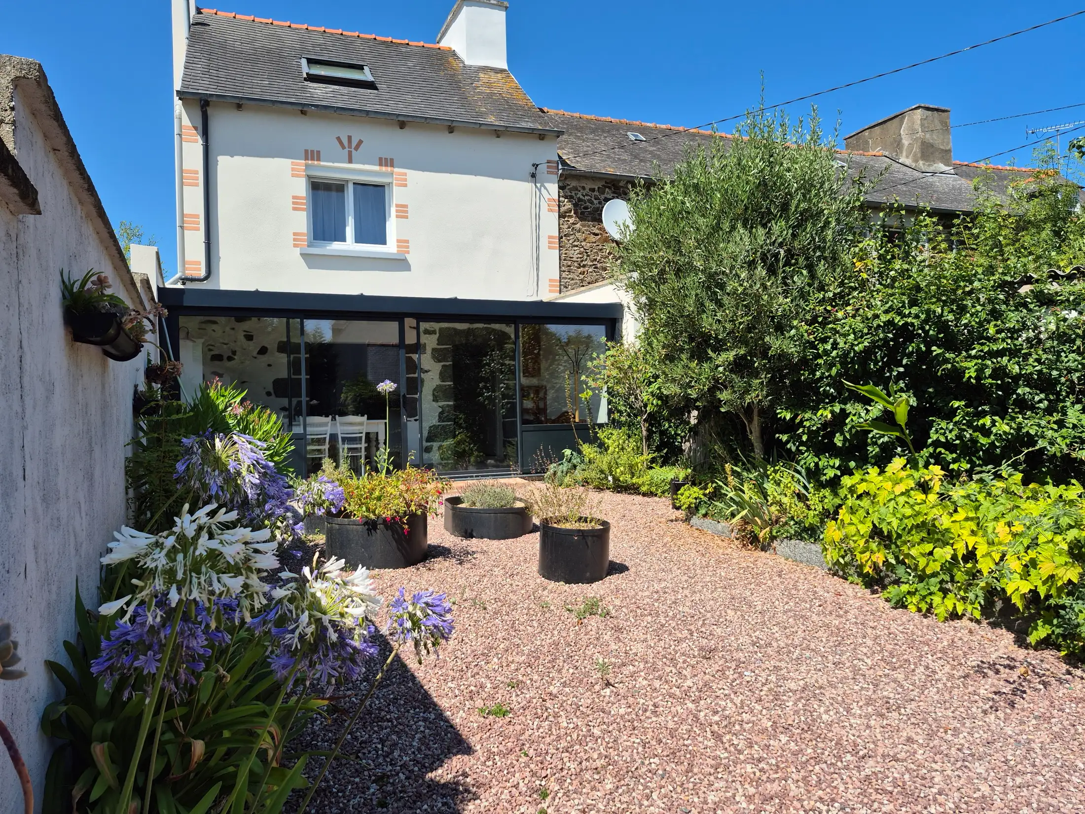 La cour fermée du gîte, avec la véranda