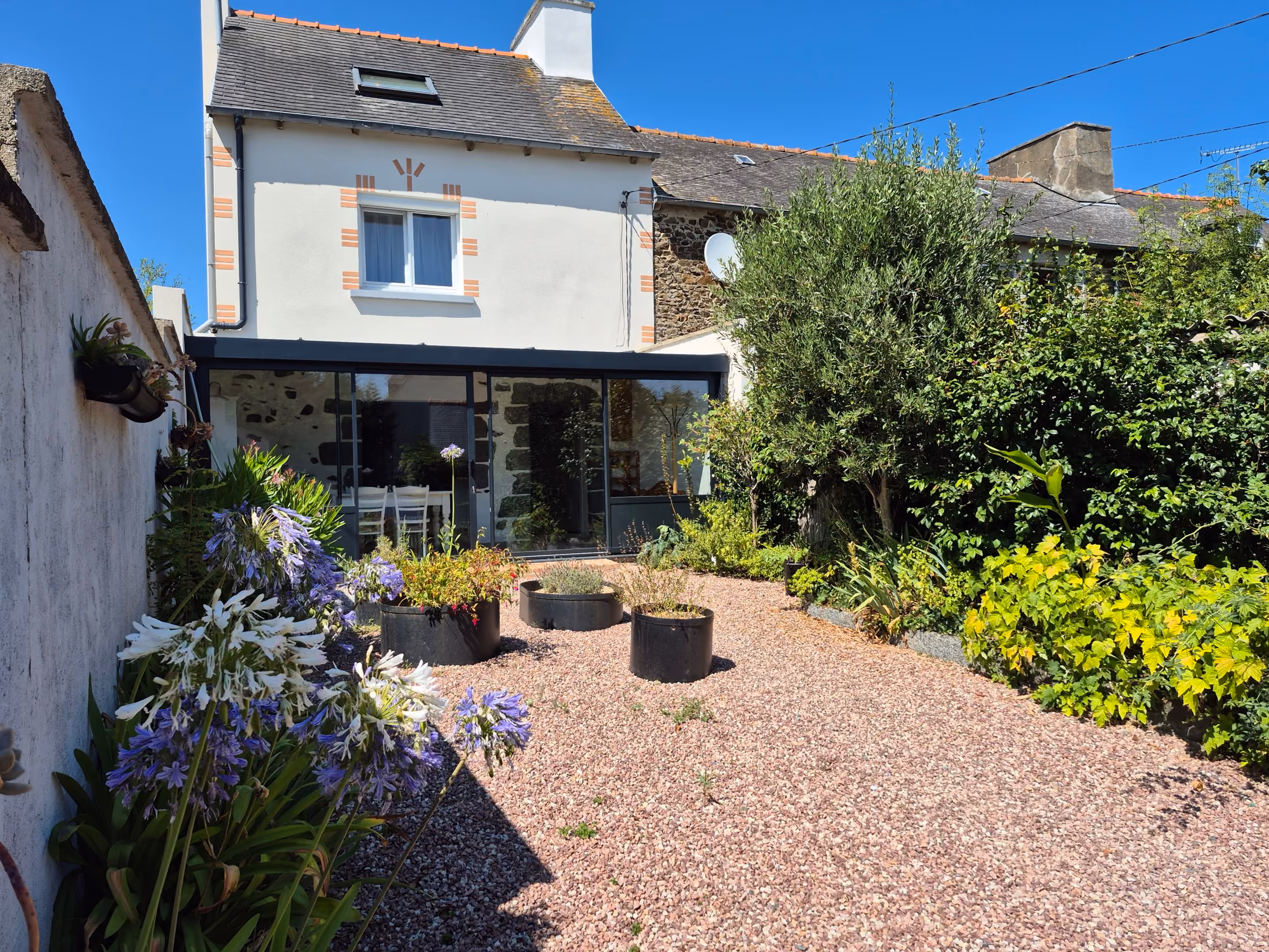 La cour fermée du gîte, avec la véranda